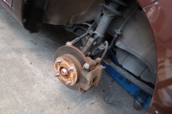 モコのキャリパー塗装とキーリング施工 続いてキャリパー塗装。塗装前に入念に脱脂します。ただ意外とブレーキ周りって油汚れが少なく、ダスト汚れなので簡単にブラシでこすれば落ちます。