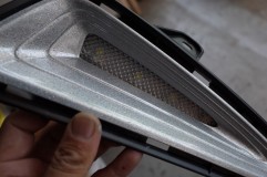  裏にダイヤカットのアクリルをはめ、その裏にLEDを仕込む 
