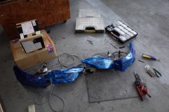  作業完了時、遠方のお客様なのでなるべく取付は簡単できるようにワンタッチカプラーで接続するようにしています。フェンダー側のユニットからテールゲート側への通線さえ行えば後はポン付け出来ます。 