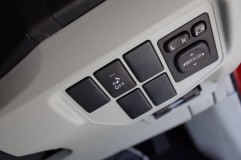 30プリウスのエアコンパネルLEDホワイト化 スイッチ類もDIYでは出来ないところです。当店では色味を合わせるためにあえて同じサイズのLEDを使います。部位によってはかなりはんだ付けが難しいのですが・・・