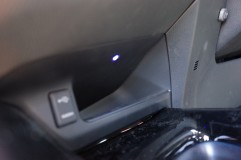  センターコンソールのドリンクホルダー部が暗いとのことで、照明を追加しました。 