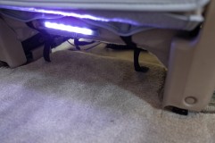 RB1オデッセイのフットランプイルミ施工 シートがモケットだったので、マジックテープで固定しました。