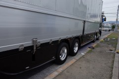 トラックの側面イルミ施工 側面はエアロ仕様なので、ダミーのダクト部もLEDを仕込みました。
