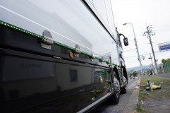トラックの側面イルミ施工 コントローラーはWiFi式なので、離れたところからも色替えが可能です。