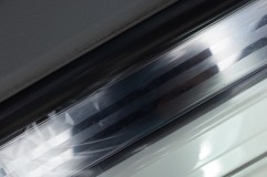 200系クラウンの室内パネル類のLEDホワイト化施工 通常はただのステンレス風デザインですが、