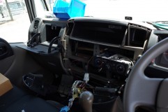  トラックは基本的にスペースが大きいので作業性が良いですね。しかも最近のトラックは12V仕様が多いのでデコデコも不要で、便利な世の中になりました。 