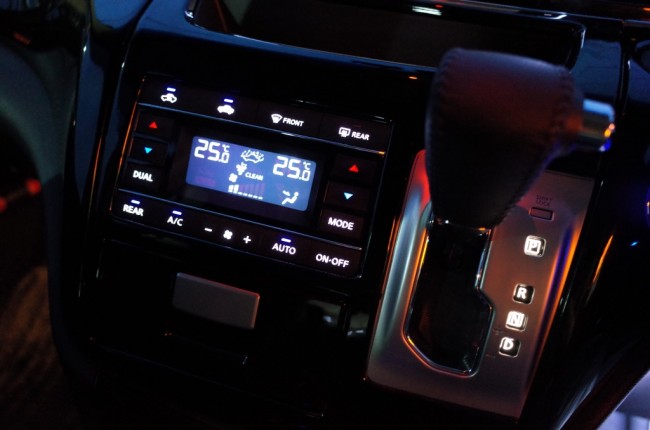 E52NISMOエルグランドのエアコンパネル他スイッチ類のLED色替え（打ち