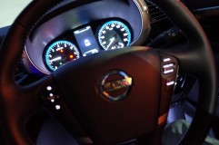  NISSANはスピードメーターも純正のアンバー色の場合が多いのですが、この車種は昔からきれいな純白仕様です。このスピードメーターが白色なため、他のアンバーがすごくイマイチな感じになりますので、打ち替えする方が多いです。 