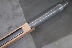  お持ち込みいただいたシートは約3000円だったそうです。非常に貼りやすく、基本的に熱を加えずに施工できます。どうしても曲げがきついところだけ軽く熱を加えて曲げます。 