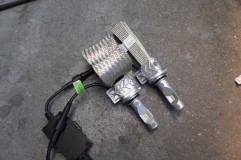 30セルシオのHID・LEDカスタム 今回使うLEDはこちら。激光のLEDチップが合計6発使われているタイプで、光の位置がハロゲンバルブと同じ位置に設置されています。また放熱は旧式のファンタイプからリボンタイプに変更しています。そうすることで泥水をかぶりやすいフォグランプにも長期間使うことができます。
