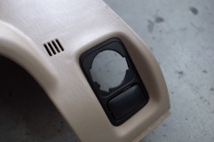 ランドクルーザー100のプッシュスタートスイッチ化 もともとスイッチを取り付ける部分は用意されていました。ただ寸法がCEP同封の純正ボタンと違うため使えませんでした。