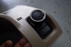 ランドクルーザー100のプッシュスタートスイッチ化 ちょうど当たってしまうようです。切り欠きの一部も違うので見えてしまいます。