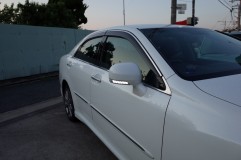 200系クラウンのVertical arrow(シーケンシャルウィンカー)ミラーの取付 このメーカーのホワイトはかなり明るいので、日中点灯しても視認可能です。今回はスモール連動で接続しました。