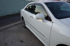 200系クラウンのVertical arrow(シーケンシャルウィンカー)ミラーの取付 ウィンカーはシーケンシャル(連鎖点灯方式)。純正点滅同期タイプなので特別な配線は不要です。