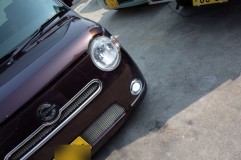  グリルはお客様がホームセンターで調達した物を貼り付けていますが、違和感なく車両の雰囲気に合っていますね。 