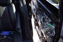 E52エルグランドの内装パネル打ち替えとウチガースイッチ追加 まず内張りを外して配線を接続します。接続先はドア内に収まるため、引き込みは不要です。