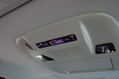 E52エルグランドの内装パネル打ち替えとウチガースイッチ追加 リアのエアコンパネルはメーカーオプションのモニターカバーに収められており、取り外し方法がわかりませんでした。