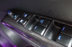E52エルグランドの内装パネル打ち替えとウチガースイッチ追加 そうです。PWスイッチの助手席・リアスライドドアもLEDで光るように加工しました。かなりマニアックですが、こだわりの仕上がりです。