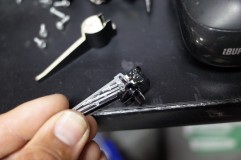  針を外して分解したところ、以前カスタムでここのLEDを打ち替えしたことがありましたね。今回はLEDの球切れでした。1mmのLEDを4個交換します。 
