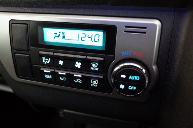 4型ハイエースのエアコンパネル類LED打ち替え - トレードゲート