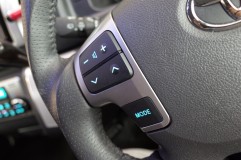 4型ハイエースのエアコンパネル類LED打ち替え 通常白色だと各スイッチの色味はプラスチックの透明度で若干異なりますが、アクアブルーだとその誤差が少なくなります。トヨタが最近の純正パネルにアクアブルーを採用しているのはその辺も関係しているかもですね。