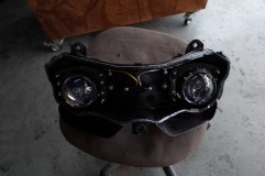 DUCATI 1098のヘッドライト加工 インナー部分も一緒にカット。中はコーキングで固いため業務用超強力超音波カッターを使用