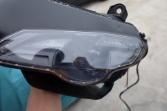DUCATI 1098のヘッドライト加工 アイラインテープLED をヘッドライト内部に設置。基盤パターンとLEDが白いため、黒でタッチアップ