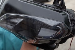 DUCATI 1098のヘッドライト加工 持ち込み商品の寸法が合わないため裏側をカッティング。ウィンカーが正面から光確認できるよう設置