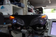 DUCATI 1098のヘッドライト加工 加工完了で元々のフロントウィンカーを外すことが可能