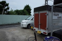  後ろの扉部分のみ貼付け：極薄石鹸水をスプレーすることで初期接着が和らぐ。平面なので簡単に施工できた 