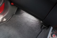 ヴェゼルRSの無限ミラー取付とフットランプ強化 今回ディーラーオプションのフットランプは施工されていましたがかなり明るさを抑えた作りで、ちょっと残念ということでLEDを増設して専用配線しました。ディーラーオプション配線はLED専用配線で電圧が10V程度しかなかったため対応しました。