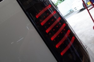 ワゴンRのヴァレンティーテールランプ修理