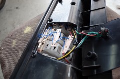 ワゴンRのヴァレンティーテールランプ修理 折角ご来店いただいたので後ろの部分を切開してLED基板を取り出しました。当店の在庫LEDと打ち替えしましたが明るさが違うため、元のLEDに戻しましたがやはり元気に点灯しています。一応ハンダ部分をやり直して終了としました。車の電気系トラブルのあるあるですね。