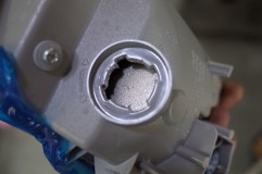  表を超音波カッターで切り出してLEDを挿入しようとしたところ、リフレクターには穴が空いていません。 