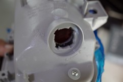  LEDバルブが挿入できるように穴を刳り貫きます。 