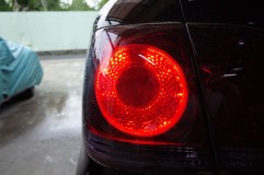  LED切れの症状ははじめは1箇所から始まり、その後は早く2個め、3個めと切れ、3個めが切れたところで全消灯となります。ということで両側共修理決定しました。 