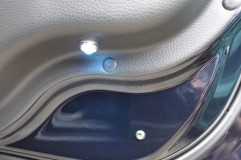 VOLVO V70のカーテシーランプ取付 ドア下にカーテシーランプを仕込みました。色は水色を選択しています。