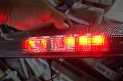 C25セレナのハイマウントストップランプ修理 ハイマウントストップランプは、LEDが1灯切れているだけでも車検はNGになります。中古市場でも価格が高騰しているため、安心安全な修理がおすすめです。