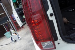  LEDが1箇所破損して、LEDに流れる電流バランスが崩れ、2発目が破損。今回修理するにあたり、同系統の1列はすべてダメージがあると判断して全数交換しました。 
