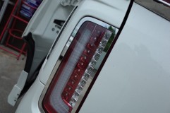  今回、ついでにテールランプの修理も行いました。ヴァレンティ製のテールランプで、LEDが2つ不点灯の状態でした。殻割りしてLEDを交換しました。 