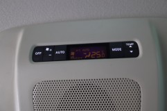  液晶部は若干着色されているため、画像上ではオレンジ色に見えますが、実際に直接見ると十分に白い光です。 