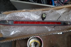 ハイマウントストップランプのストロボ&流れる仕様(ナイトライダー) 裏をくり抜いてLEDを摘出