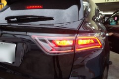 60ハリアーのシーケンシャルテール加工 ブレーキはバックランプの部分ともともとウィンカーだった部分にLEDを仕込んで4灯化します。今回はお客様のご要望でブレーキで周りの縁の部分(スモールランプ)も点灯するように加工。専用の取付キット的なものもあるらしいのですが結構な値段するので、今回は整流ダイオードのみで制作