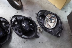 モコヘッドライト移植(MRワゴンプロジェクタータイプ) まずは殻割りしないと始まらないので 4個殻割りしました。 そして内部をよーく観察 似てるようですが全然ちがうやーん