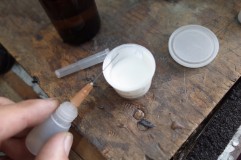 モコヘッドライト移植(MRワゴンプロジェクタータイプ) この接着剤は基材と液体が別々になっていて 粉と液体を混ぜながら使います。 この接着剤で固定すると、もとの樹脂の部分より強固になります。 ヘッドライトステーやバンパーの修理にもってこいです。