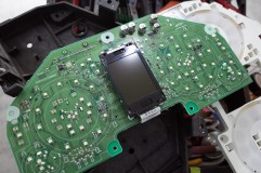 スカイラインV36のテールランプとスピードメーター修理 基盤が外れた状態。今回不具合のあるLEDは1個だけですが、今後のことも考えると全数新品に交換したほうが良いと判断し、全数打ち替えしました。
