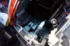  センターダッシュボックスの照明。意外にも今までやっていなかったため、白色LEDに交換します。 