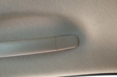  洗剤吹き付け前の状態。タバコのヤニと皮脂がべっとり付いています。 