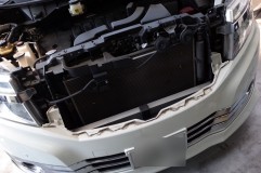 E52エルグランドのナンバーフレーム取付とグリルLED取付 その際にこのような状態になるので、ついでにグリル内にLEDを仕込もうということになりました。