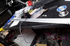 E52エルグランドのナンバーフレーム取付とグリルLED取付 側面発光のLEDをアルミ板に上下に貼ってグリル内に固定します。